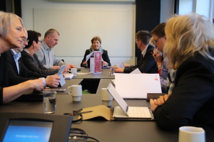 Mellomoppgjøret i gang. Mette Nord, forhandlingsleder LO Kommune. SL-leder Anne Finborud helt til venstre. (Foto: Fagbladet)