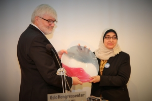 Leif Sande, leder i Arthur Svensson-komiteen, overrekker prisen til Jalila al-Salman. (Foto: Runar Nørstad, SL)