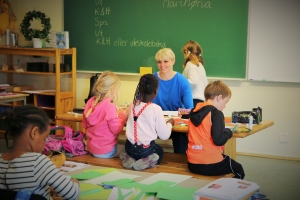 Anette Figenschou er kontaktlærer for klasse 3B ved Aspåsen skole i Bodø. Hun storkoser seg sammen med elevene, selv om hun er uenig i mye av regjeringens skolepolitikk. (Foto: Runar Nørstad, Skolenes landsforbund) 