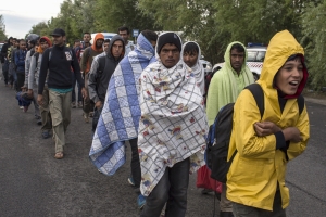 En gruppe syriske flyktninger på vei mot en flyktningeleir i Ungarn. Bildet er tatt 7. september. (Foto: REUTERS/Marko Djurica)