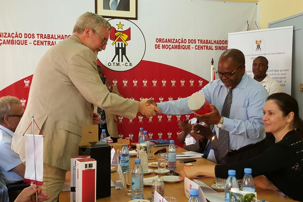 LO-nestleder Tor-Arne Solbakken hilser på representanter fra mosambikisk LO - OTM. (Foto: SL)