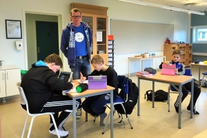 Øyvind Karlsen er lærer for blant annet Mats Petter Bjørnvik (t.v.), Sivert Johansen og Aksel Solfjeld på 7. trinn på Dønna skole i Nordland, men er ikke lenger kvalifisert til å undervise dem i matematikk. (Foto: Gerd Anine Johansen)
