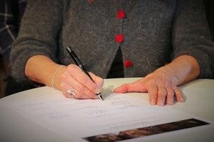 Ingen vei tilbake: SL-leder Anne Finborud signerer Parternskap mot mobbing. 