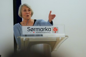 SL-leder Anne Finborud på talerstolen under landsstyremøtet. (Foto: SL)