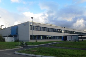 Dønski videregående skole ligger på Dønski i Bærum. I dag har skolen ca 550 elever og 100 ansatte og tilbyr linjene Studiespesialisering og Idrettsfag. Skolen ligger på topp-10-listen over de beste skolene i Norge. (Foto: Bjoertvedt/Wikipedia)