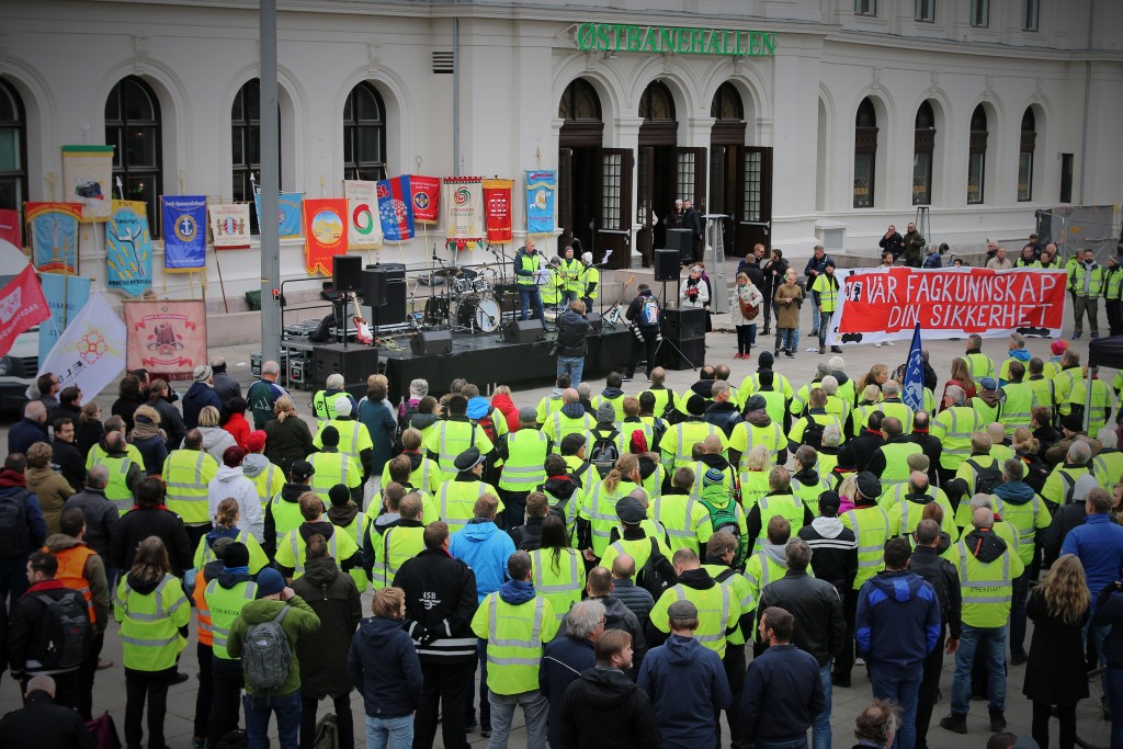 Jernbanetorget i Oslo tirsdag: Lokomotivførerne streiker for at det fortsatt skal være en nasjonal standard på lokomotivførerutdanningen i Norge. (Foto: SL)