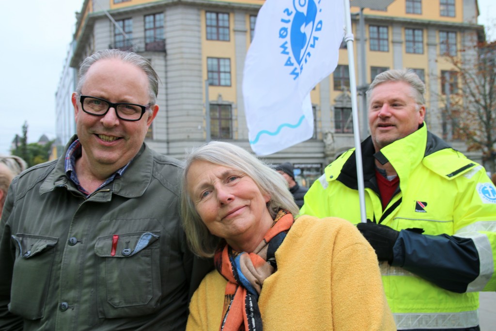 Forbundsleder i Skolenes landsforbund, Anne Finborud, deltok på streikemarkeringen sammen med forbundssekretær Geir Granås. (Foto: SL)