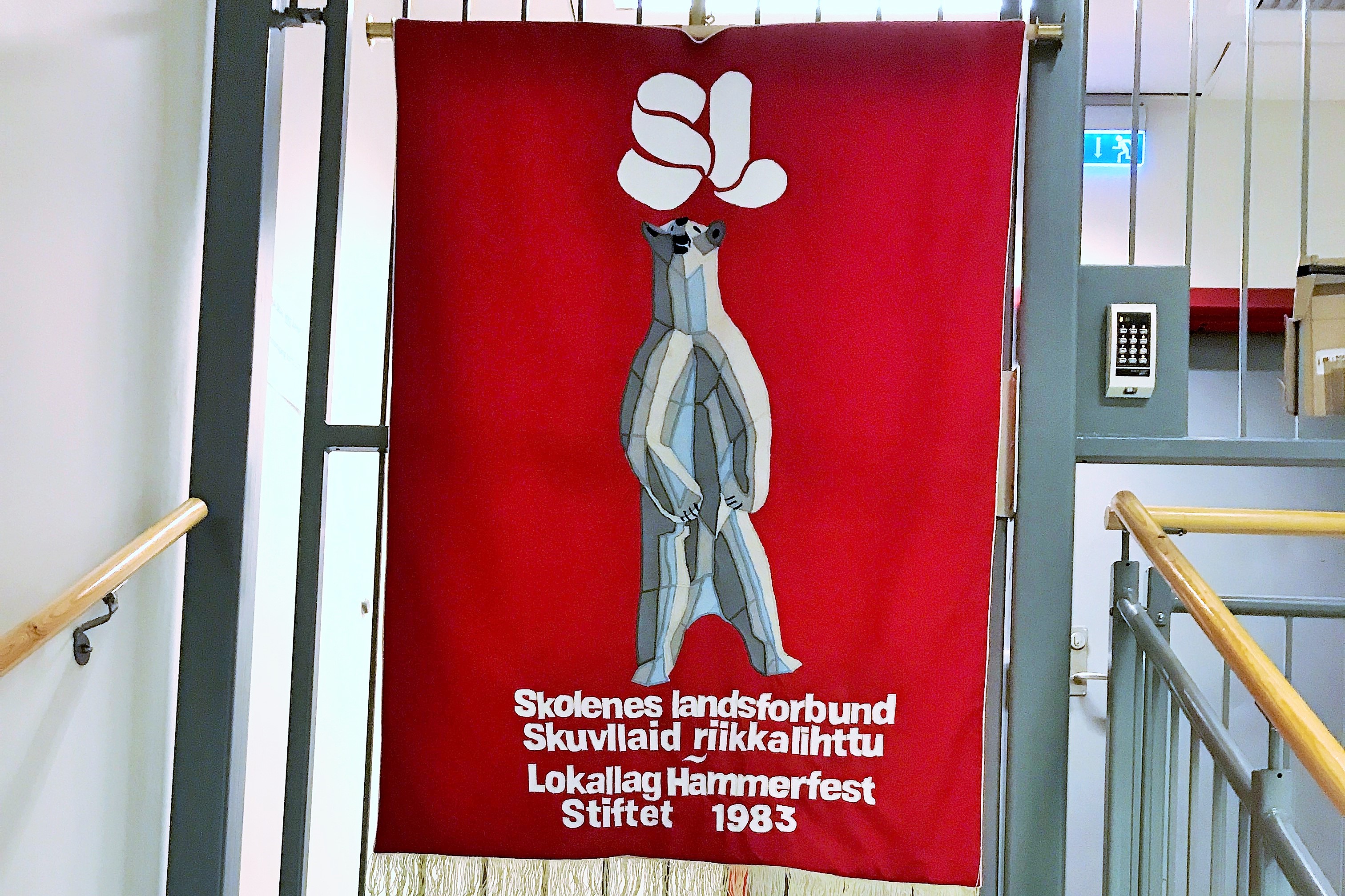 Skolenes landsforbund Hammerfest fått sin egen fane. (Foto: Privat)