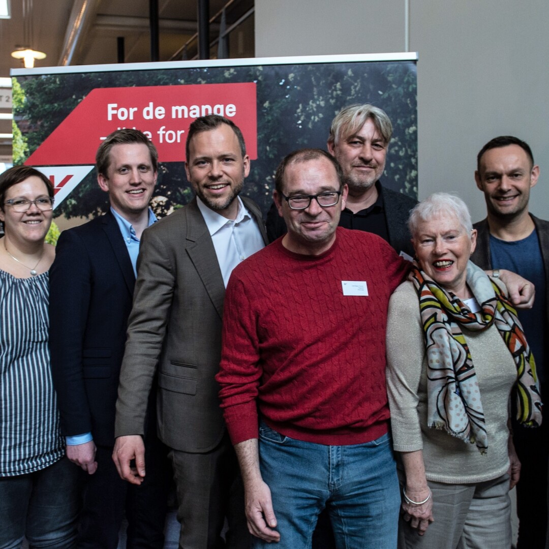En flott «bukett» av SL-medlemmer samlet på SV sitt landsmøte, sammen med partileder Audun Lysbakken og Torgeir Knag Fylkesnes. Fra venstre: Monika Kvilhaugsvik, Astrid Kjelsnes, Christian Elgaaen, Odd Magne Hansen, Jon Oddvar Holthe, Kjellbjørg Lunde og Ranveig Kjelsnes. (Foto: SV)