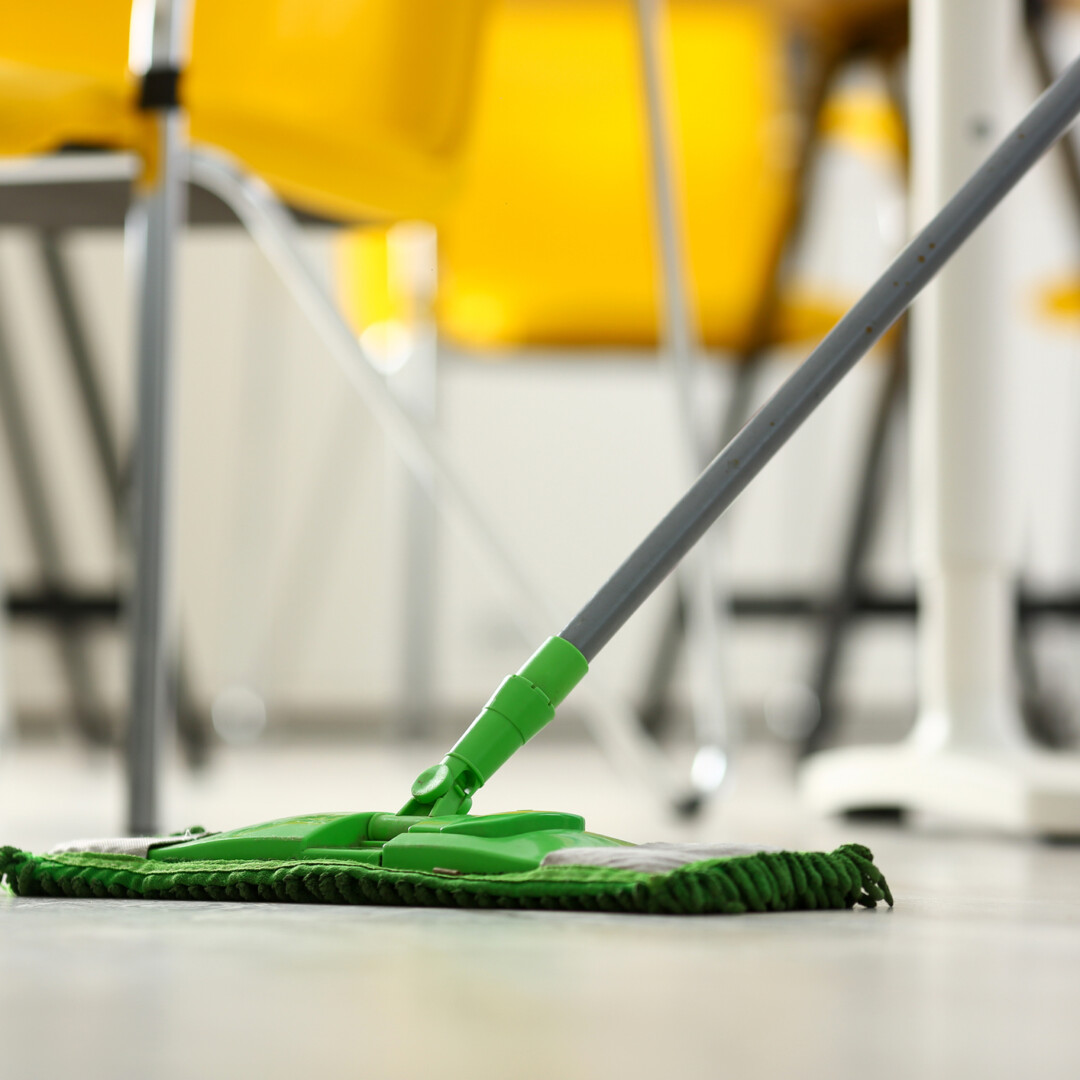 Ansatte i barnehager og skoler blir brukt til alt mulig, inkludert å vaske gulv. (Foto: Getty Images/Illustrasjon)