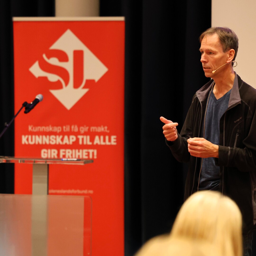 Egil Nygaard er professor ved Universitetet i Oslo (UiO) og leder for HeaLS-prosjektet. Tirsdag innledet han for landsstyret. (Foto: Skolenes landsforbund)