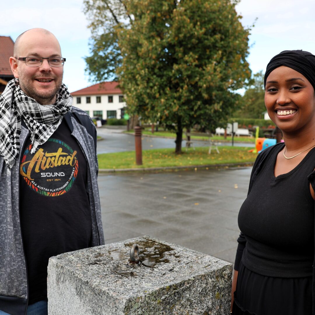 Forbundssekretær Asgeir Kabuba Kjeldstad og studentmedlem Kafia Hashi Mohamud gleder seg over medlemsvekst, og spesielt at flere studenter velger Skolenes landsforbund og LO.