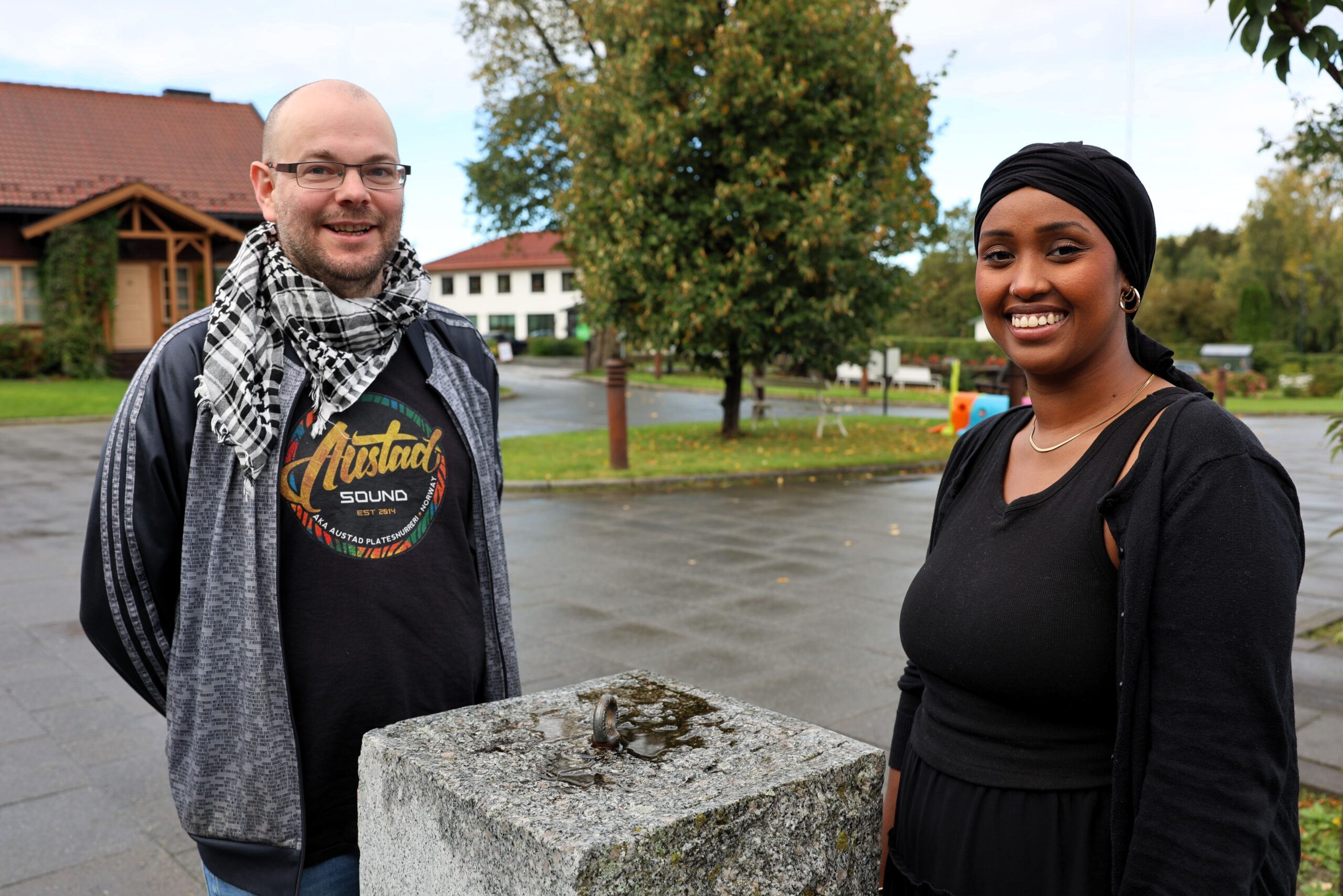 Forbundssekretær Asgeir Kabuba Kjeldstad og studentmedlem Kafia Hashi Mohamud gleder seg over medlemsvekst, og spesielt at flere studenter velger Skolenes landsforbund og LO.