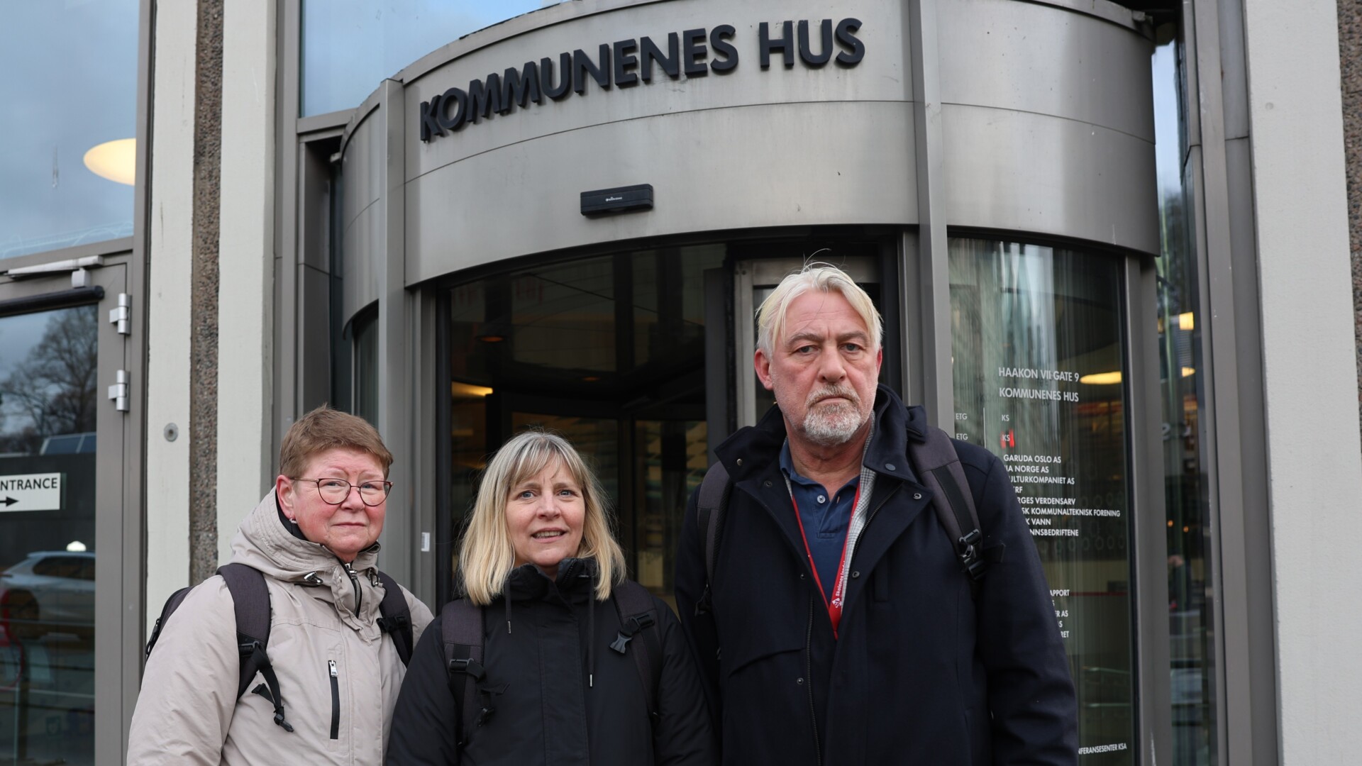 Forbundsleder Jon Oddvar Holthe, 1. nestleder Berit Hågensen og 2. nestleder Bodil Gullseth fotofragert foran KS-huset i forbindelse med oppstarten av forhandlinger om arbeidstid for lærere, 24. november. (Foto: Skolenes landsforbund)