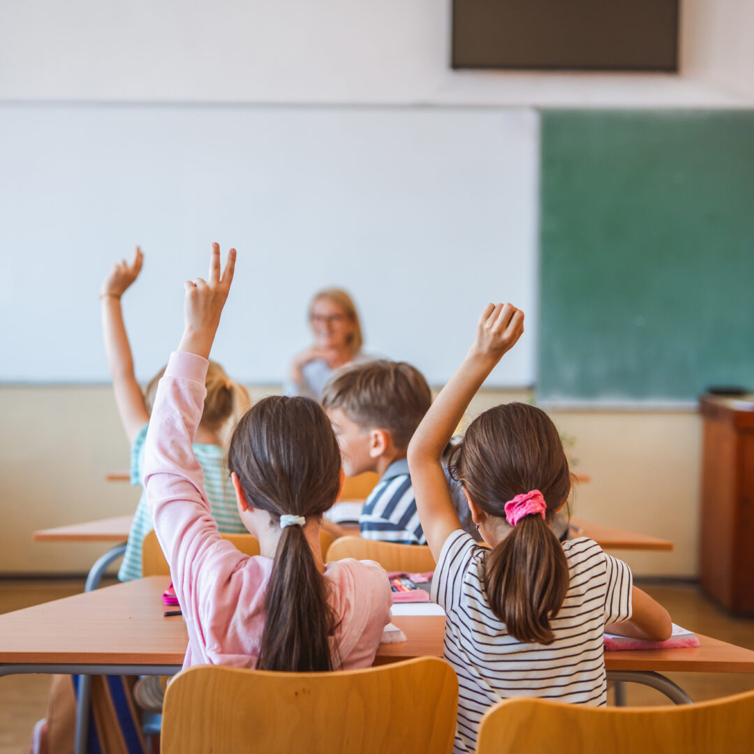 Lærernormen må gjelde på skolenivå, mener Skolenes landsforbund. Klasserom Elever
