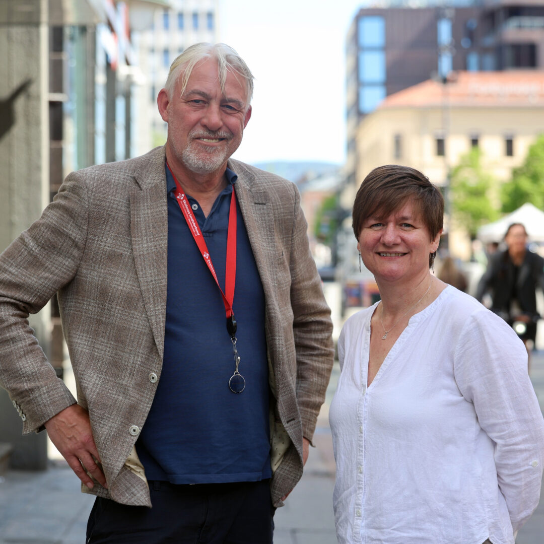 Forbundsleder Jon Oddvar Holthe og Helene Harsvik Skeibrok, forhandlingsleder i LO Kommune.