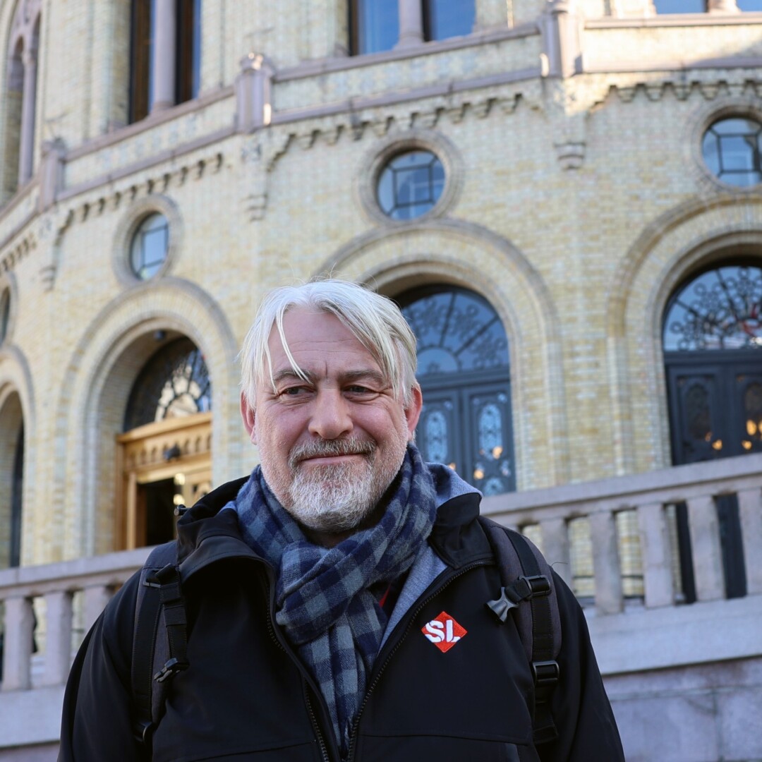 Jon Oddvar Holthe foran Stortinget